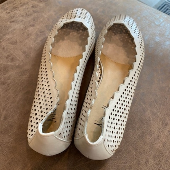 Neiman Marcus scalloped edge flats size 8M - Picture 4 of 14